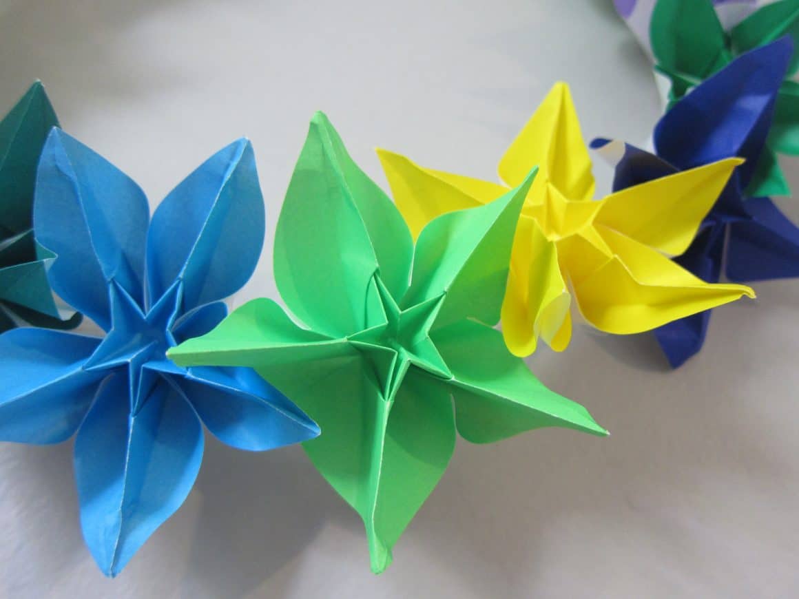How to make a wreath using origami flowers