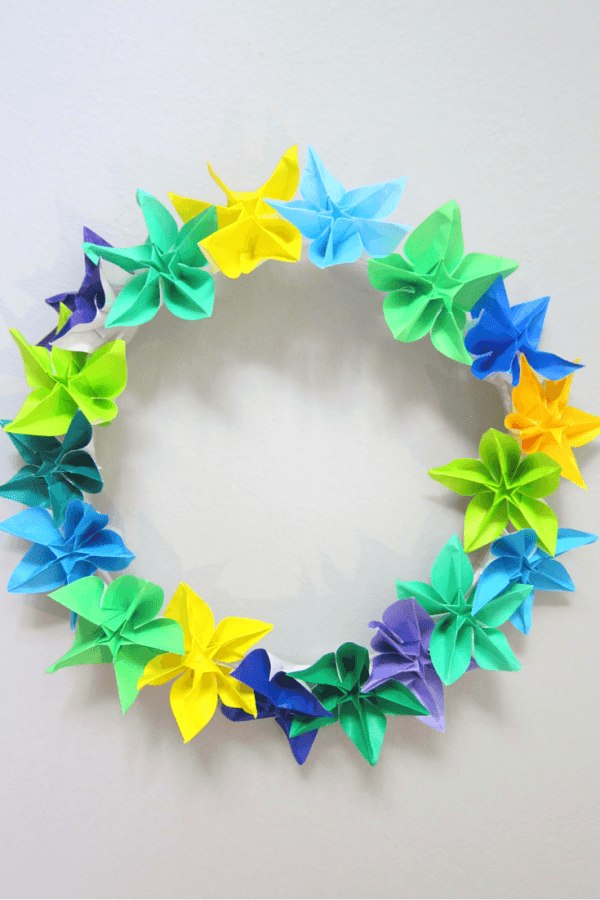 How to make a wreath using origami flowers
